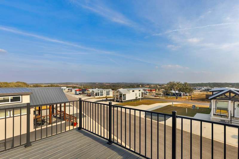 Hey Good Lucken | Beautiful Rooftop Deck