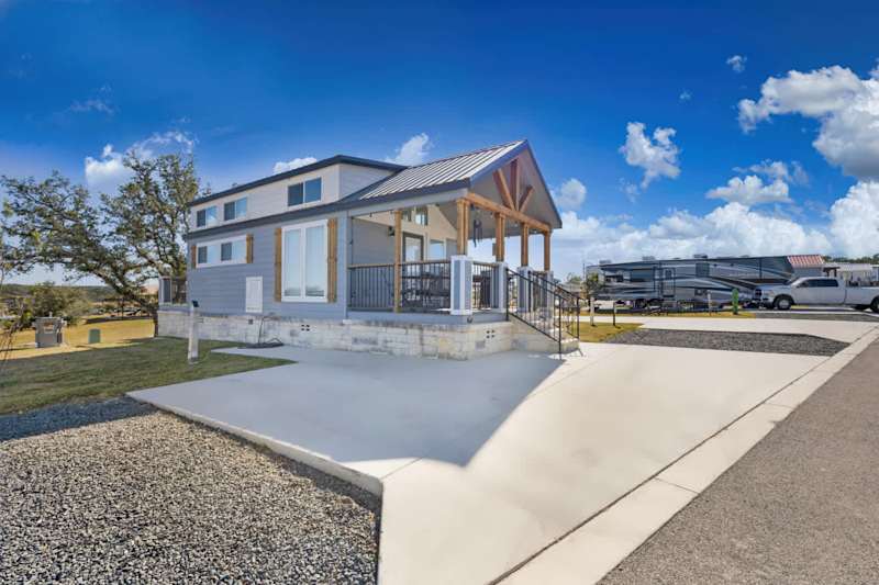Charming Chayil Cottage | Sleeps 6!
