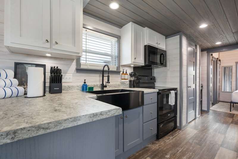 Vine Time | Covered Porch & Fireplace