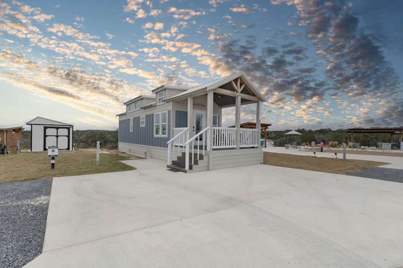Little Blue Haus with Hot Tub!