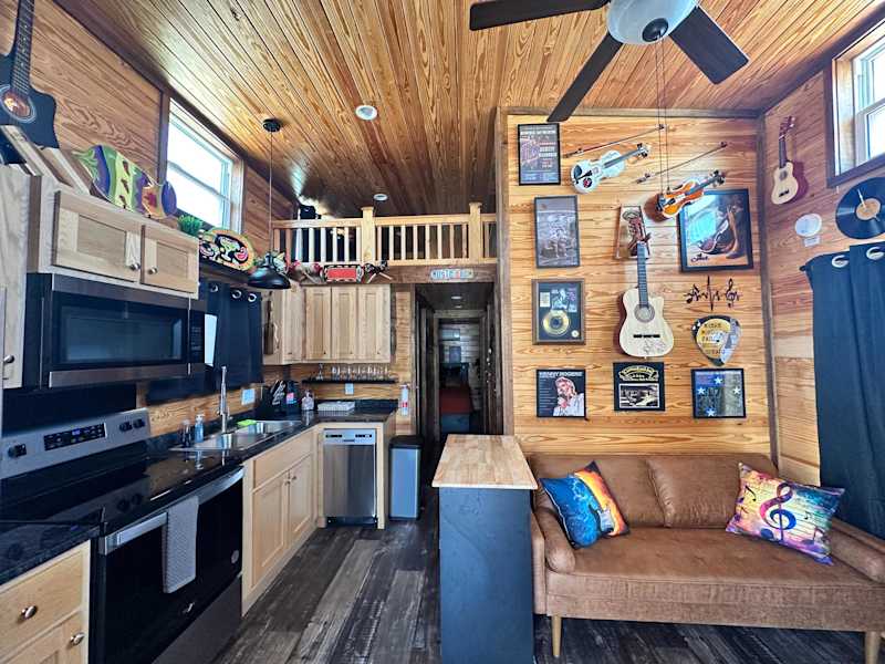Comfortably In - Concert | Loft + Fire Pit | Sleeps 8