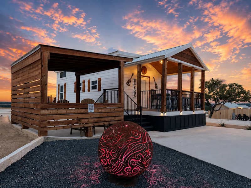 Comfortably In - Concert | Loft + Fire Pit | Sleeps 8