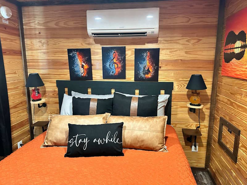 Comfortably In - Concert | Loft + Fire Pit | Sleeps 8