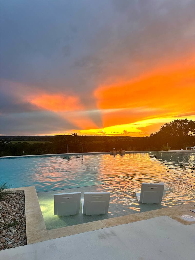 Comfortably In - Concert | Loft + Fire Pit | Sleeps 8