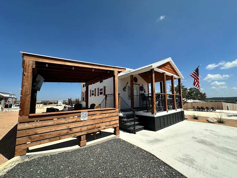 Comfortably In - Concert | Loft + Fire Pit | Sleeps 8