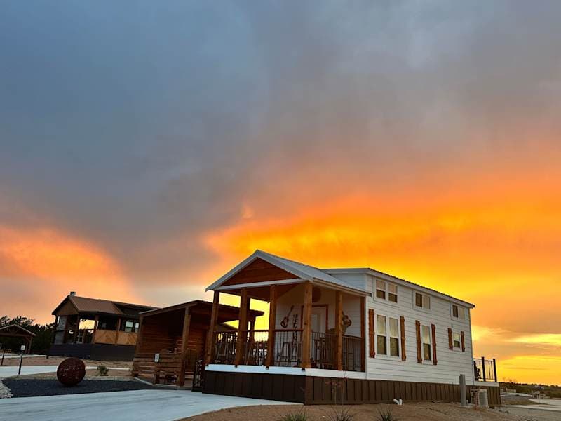Comfortably In - Concert | Loft + Fire Pit | Sleeps 8
